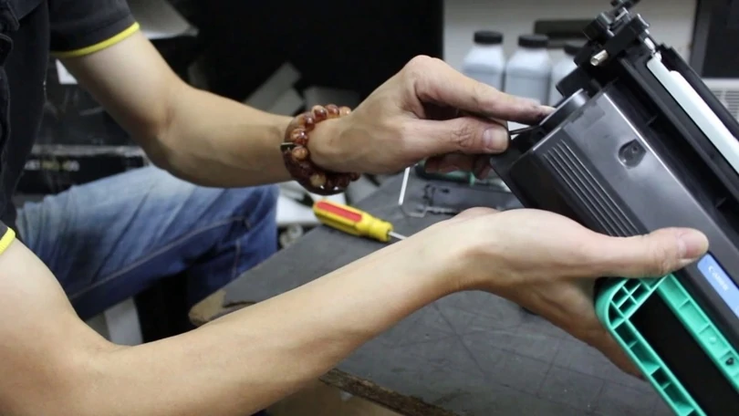 Tháo ốp ở phần đầu trống