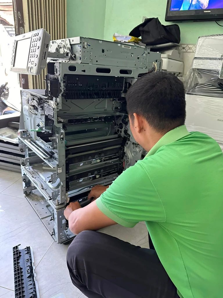 Kỹ thuật viên lắp đặt máy photocopy cho thuê tại văn phòng Biên Hòa